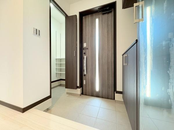 横須賀市長坂２丁目の新築一戸建の玄関|お出かけ前に全身確認のできる鏡付きシューズクローゼットです！