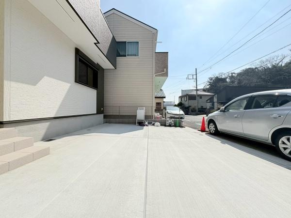 横須賀市長坂２丁目の新築一戸建の駐車場|車種によりますが駐車3台可能です！
