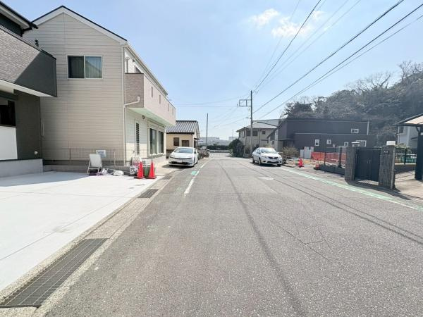 横須賀市長坂２丁目の新築一戸建の前面道路含む現地写真|前面道路約8ｍあり車の出し入れがスムーズにできますね！車の通りが少ないのでお子様がいらっしゃるご家族も安心ですね！