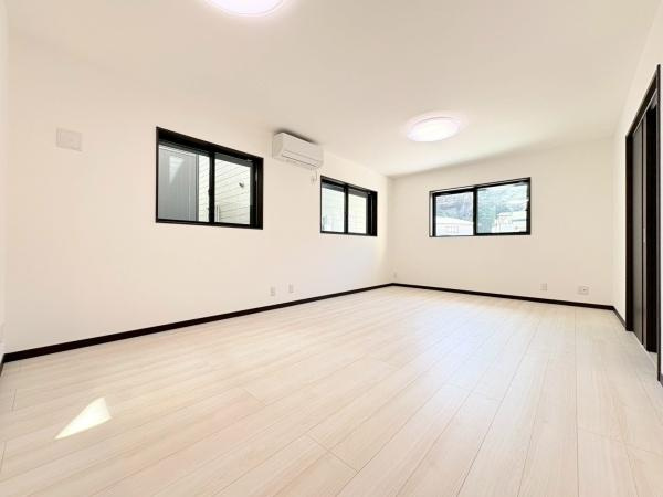 横須賀市長坂２丁目の新築一戸建の居間・リビング|窓が多く通風が良い為湿気が籠る心配が少ないですね！ご家族がいつも集まる場所は心地の良い空間と広さですね！