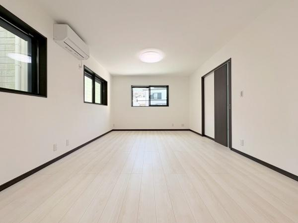 横須賀市長坂２丁目の新築一戸建の居間・リビング|LDK17帖！インテリアが考えやすい間取りですね。