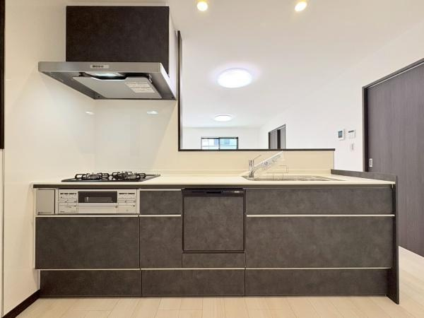 横須賀市長坂２丁目の新築一戸建のキッチン|対面式システムキッチン！食洗器と浄水器付きです。