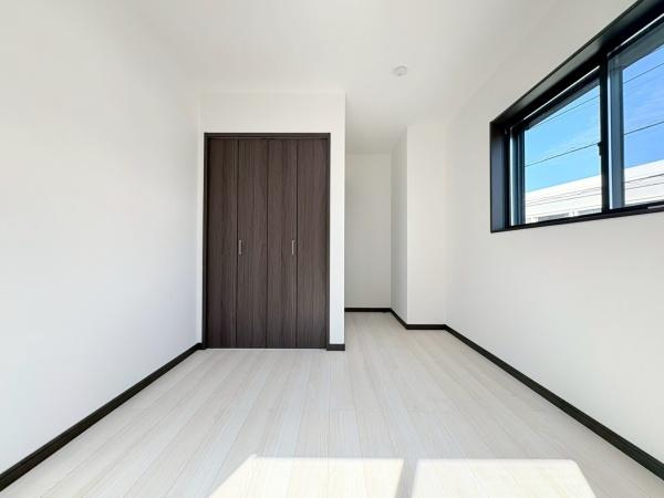 横須賀市長坂２丁目の新築一戸建の寝室|寝室5.8帖！日当たりも良くて収納もしっかりございます。