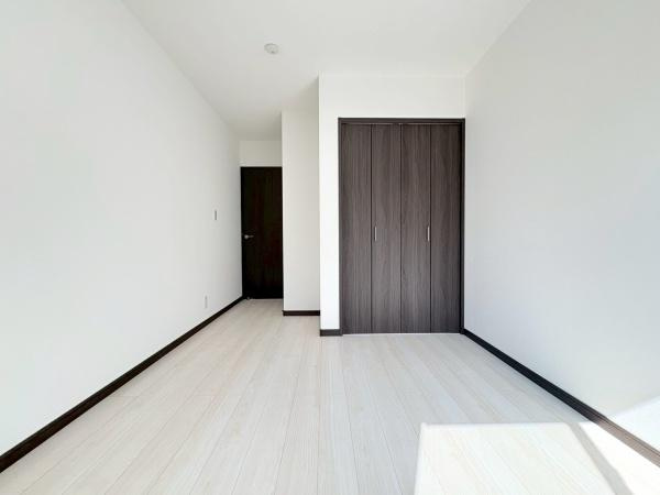 横須賀市長坂２丁目の新築一戸建の子供部屋|子供部屋5.8帖！お子様部屋やリモートワーク部屋としてもお使いいただけます。