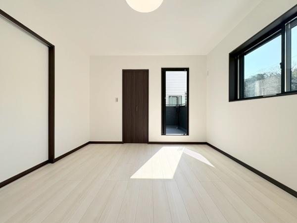 横須賀市長坂２丁目の新築一戸建の洋室|洋室7.36帖！ベッドを置いても充分な広さがあります。バルコニーとウォークインクローゼット有のお部屋です。