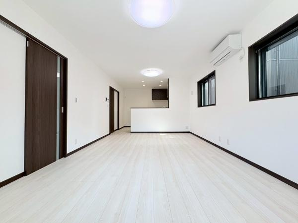 横須賀市長坂２丁目の新築一戸建の居間・リビング|リビングで子供が走ってる姿を見ながら、大きなソファやダイニングテーブルでゆったり食事をしたりくつろぎたい。そんな夢が叶えられる空間です！