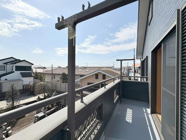 藤沢市亀井野の中古一戸建の前面道路含む現地写真