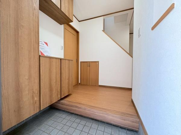 藤沢市亀井野の中古一戸建の玄関