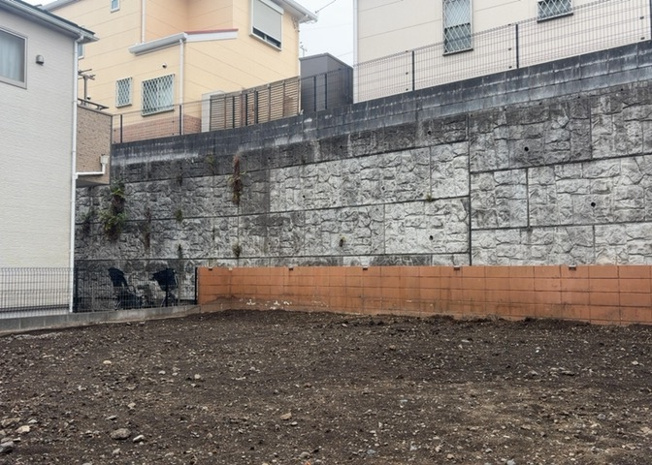 【バルコニー】 | バルコニーは、室外の専用スペースのうち、「屋根がなく開放された空間」であるものを指します。ベランダより広いタイプのものが多く、日当たりもよいため家庭菜園などを楽しみたい人にとって適した環境となります。