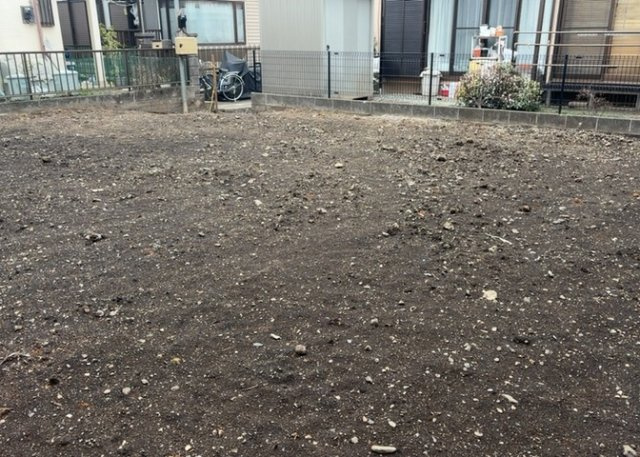 【冷暖房・空調設備】 | 基礎パッキング工法とは、床下の換気確保のため基礎と土台の間に緩衝材を挟み込む工法です。土台の下に数十センチの間隔で設置されるため、全体的な隙間が生まれます。床下換気口に比べて高い通気性が確保されます。