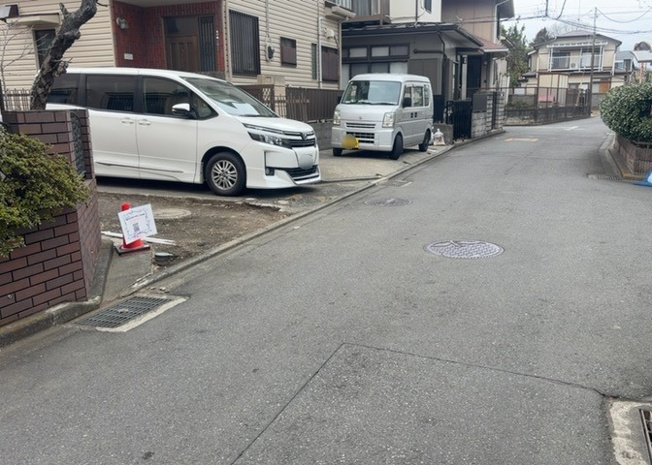 【前面道路含む現地写真】 | 道幅が狭い場所は比較的土地の値段が低いことが多く、また交通量が少ないため騒音が少なく静かな環境で過ごせます。また、小さいお子様がいるご家庭も安心です。一方で車の駐車が難しいというデメリットもあります。