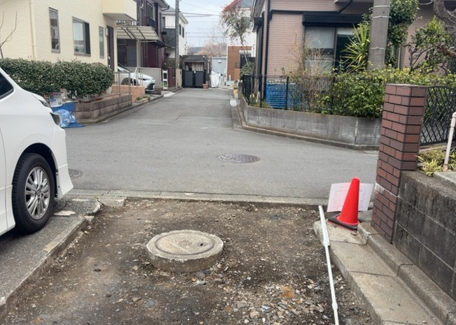 【前面道路含む現地写真】 | 道幅が広い場所は日当たりや風通が良好です。幅が広いのですれ違いも可能ですし大きな車でも駐車可能！一方で、大型車が通ることも多くなるため交通量の増加により騒音に繋がります。また土地の値段が高くなります。