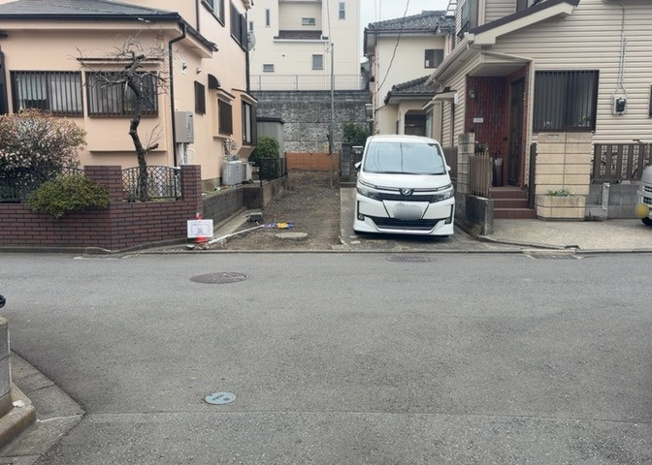 【前面道路含む現地写真】 | 住宅用の土地では前面道路に2m以上接していなければならないと法律で定められています。しかし、お持ちの車のサイズやライフスタイルなどにより、2mでは利便が悪い場合もございますので、事前に確認しましょう。