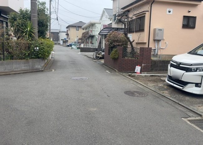 【前面道路含む現地写真】 | お持ちの車種によっては前面道路が広い方が便利でしょう。しかし、前面道路が広ければその分交通量が多くなるため、騒音などが気になる場合があります。実際に現地を見学し、周辺交通量や騒音などを確認しましょう！