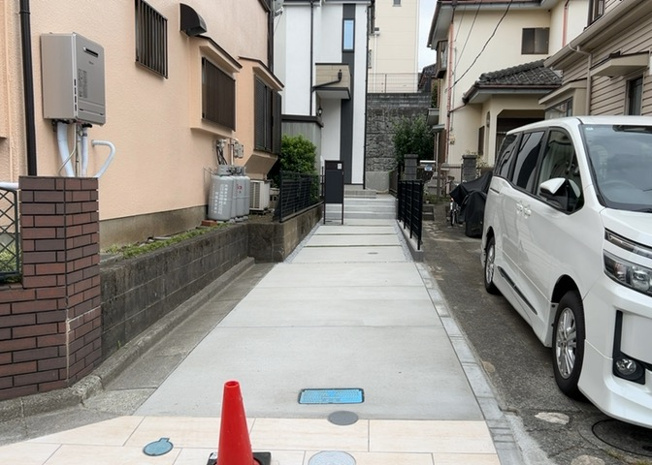 【前面道路含む現地写真】 | 住宅用の土地では前面道路に2m以上接していなければならないと法律で定められています。しかし、お持ちの車のサイズやライフスタイルなどにより、2mでは利便が悪い場合もございますので、事前に確認しましょう。