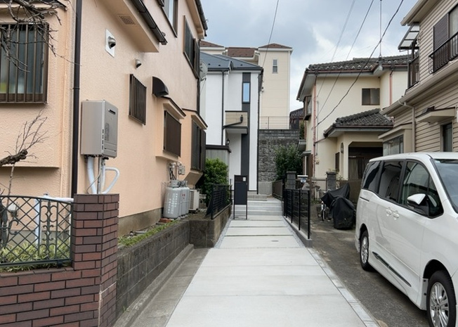 【前面道路含む現地写真】 | お持ちの車種によっては前面道路が広い方が便利でしょう。しかし、前面道路が広ければその分交通量が多くなるため、騒音などが気になる場合があります。実際に現地を見学し、周辺交通量や騒音などを確認しましょう！