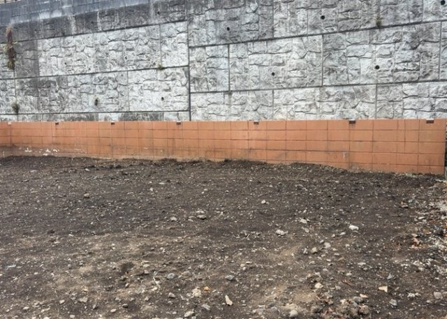 【庭】 | 庭があることでガーデニングや家庭菜園はもちろん、こどもの遊び場やペットを放して遊ぶことができます。また、家の周囲に余裕があるということです。隣地との間があれば、十分な日当たりと、風通しが確保できます。