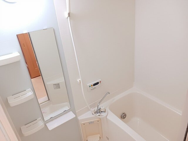 ウエスト・モンターニュＡの浴室|落ち着いた空間のお風呂です