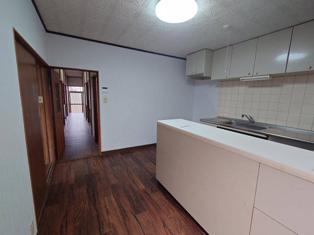 高岡市波岡貸家の居間・リビング|ゆったり過ごせる居間です