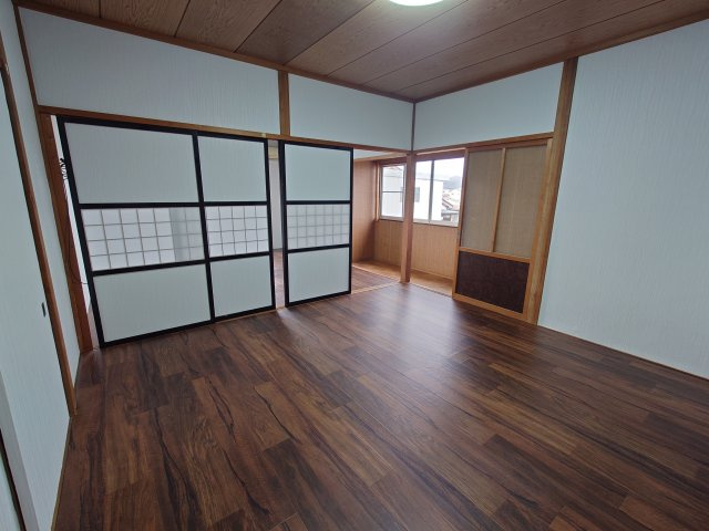 高岡市波岡貸家の内装|明るい室内です