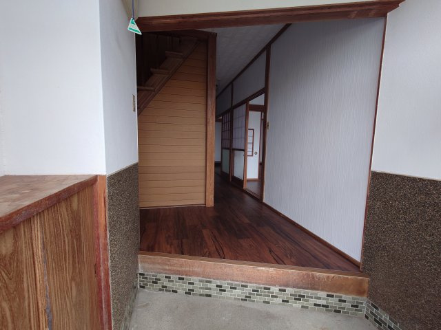 高岡市波岡貸家の玄関
