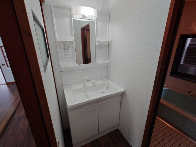 高岡市波岡貸家の洗面所|スペースが確保できる洗面所です