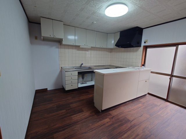 高岡市波岡貸家のキッチン|きれいなキッチンです