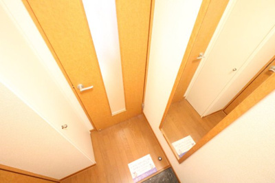 【その他】 | レオパレスルミナス | 玄関先には姿見がありお出かけ前のチェックもOK！