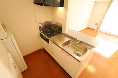 【キッチン】 | レオパレスルミナス | ３口ガスコンロ＋グリル付システムキッチンを完備