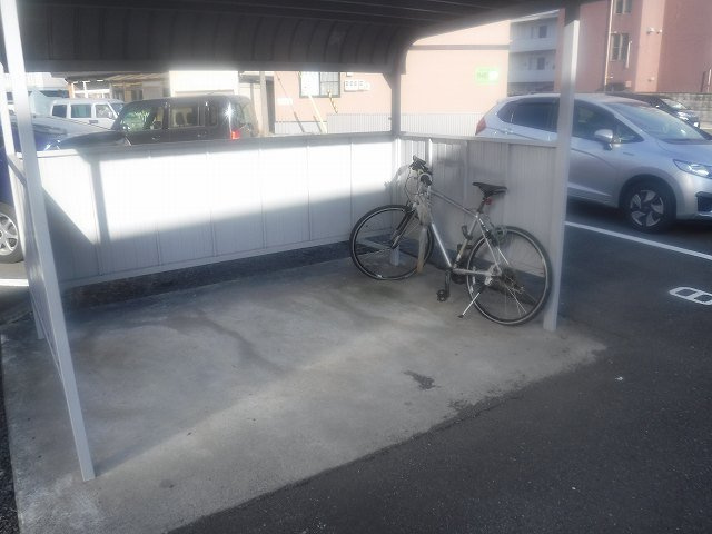 レオパレスシェソワのその他|屋根付き駐輪場です☆