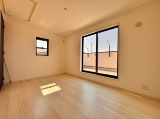 【洋室】 | 千葉市若葉区若松町中古戸建　JR総武線「四街道」駅 | 使い方に柔軟性があり、個室としても趣味の部屋としても利用可能です。
シンプルで温かみのあるデザインで、ゆったりと過ごせます。