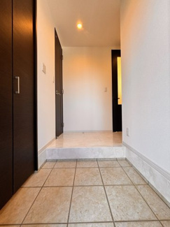 【玄関】 | 千葉市若葉区若松町中古戸建　JR総武線「四街道」駅 | 扉を開けるとホッとする空間であなたを迎えてくれます♪
明るい玄関はお客様をお出迎えするのにぴったりです！