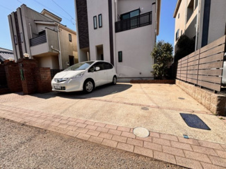 【駐車場】 | 千葉市若葉区若松町中古戸建　JR総武線「四街道」駅 | 敷地内に駐車スペース2台分あり（車種制限有）日々の移動もスムーズです。
