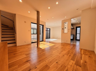 【居間・リビング】 | 千葉市若葉区若松町中古戸建　JR総武線「四街道」駅 | あたたかく明るい空間は、ご家族が自然と集まりたくなる心地よいリビングです。
広いＬＤＫでは家族が集まり、家事の最中でも一緒の時間を過ごせる工夫がされております！