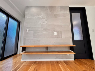 【居間・リビング】 | 千葉市若葉区若松町中古戸建　JR総武線「四街道」駅 | オシャレなデザインの壁掛けTV台付きでインテリアとしての空間を作ることが可能です！