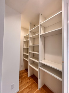 【収納】 | 千葉市若葉区若松町中古戸建　JR総武線「四街道」駅 | TV台裏には、うれしいウオークイン収納棚があり、日用品や食品のストックなどたっぷりと収納できます！