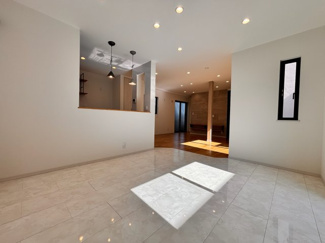 【居間・リビング】 | 千葉市若葉区若松町中古戸建　JR総武線「四街道」駅 | 対面仕様のキッチンが採用されています。配膳や下膳がスムーズに行え、ご家族との会話も弾みそうです！