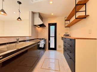 【キッチン】 | 千葉市若葉区若松町中古戸建　JR総武線「四街道」駅 | グリル・2口ガスコンロが備わっており、家事がはかどりそうです。背面にはカップボードもあり、キッチンを彩れます♪