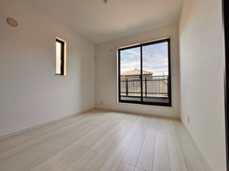 【洋室】 | 千葉市若葉区若松町中古戸建　JR総武線「四街道」駅 | 使い方に柔軟性があり、個室としても趣味の部屋としても利用可能です。
シンプルで温かみのあるデザインで、ゆったりと過ごせます！