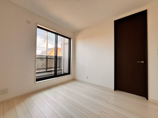 【洋室】 | 千葉市若葉区若松町中古戸建　JR総武線「四街道」駅 | 使いやすい形でベットや家具の置き方にも困ることもありません。
使い方に柔軟性があり、個室としても趣味の部屋としても利用可能です。