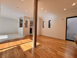 【居間・リビング】 | 千葉市若葉区若松町中古戸建　JR総武線「四街道」駅 | 落ち着きのあるナチュラルな雰囲気。
あたたかく明るい空間は、ご家族が自然と集まりたくなる心地よいリビングです！