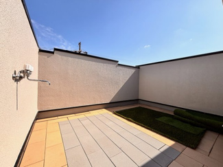 【バルコニー】 | 千葉市若葉区若松町中古戸建　JR総武線「四街道」駅 | 嬉しいルーフバルコニー付きでお子様のプールやBBQなど家族のイベントや趣味で焚火などアウトドアなライフスタイルを送れます！