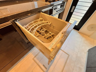 【キッチン】 | 千葉市若葉区若松町中古戸建　JR総武線「四街道」駅 | あると嬉しい食器洗乾燥機付きです。冬場のお皿洗いは大変・・・。手荒れの心配も減りますね♪