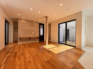 【居間・リビング】 | 千葉市若葉区若松町中古戸建　JR総武線「四街道」駅 | リフォーム済の広々としたリビングでゆったりとくつろげる、明るく開放的な空間です！
