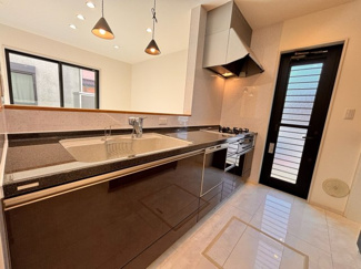 【キッチン】 | 千葉市若葉区若松町中古戸建　JR総武線「四街道」駅 | 家族の笑顔が自然と生まれてくる、そんな雰囲気のオシャレなデザインのダイニングに仕上がっています♪
