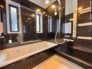 【浴室】 | 千葉市若葉区若松町中古戸建　JR総武線「四街道」駅 | 1日の疲れをリフレッシュできる快適なバスタイムを演出し,広めの浴槽でリラックスしたひとときをお過ごしいただけます！