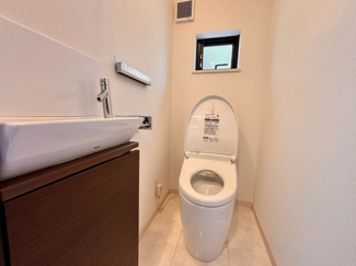 【トイレ】 | 千葉市若葉区若松町中古戸建　JR総武線「四街道」駅 | 温水洗浄便座付きのトイレ。奥までお手入れがしやすい、スッキリとしたデザインです。アクセントクロスが施されており、嬉しい手洗い器付き！