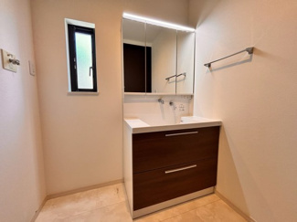 【独立洗面台】 | 千葉市若葉区若松町中古戸建　JR総武線「四街道」駅 | 使い勝手の良い洗面台で準備もスムーズにこなせます！
収納も豊富で朝の支度も快適に行えますね♪