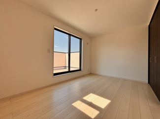 【洋室】 | 千葉市若葉区若松町中古戸建　JR総武線「四街道」駅 | 明るい日差しに包まれる、快適な空間で陽光あふれる明るい室内です！