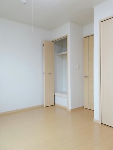 クローバーＡの内装|明るい色調の室内です